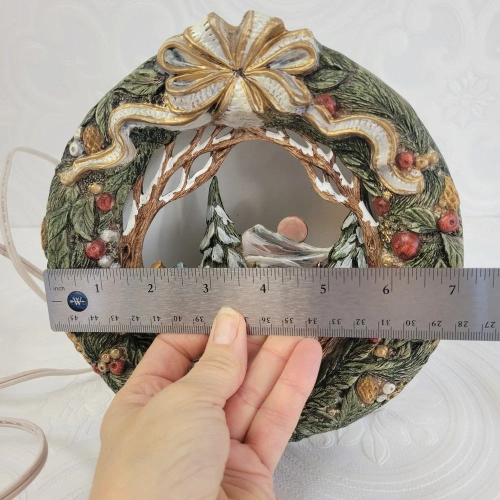Vintage Lighted Christmas Wreath Scene Resin Holiday Decor Plug‎ In 7.5W Works